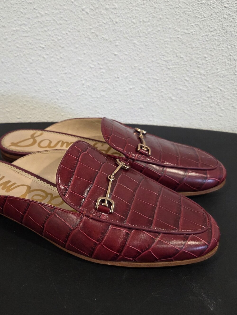 Sam Edelman Womens  Burgundy Croc-Embossed Slip-On Bit Loafers